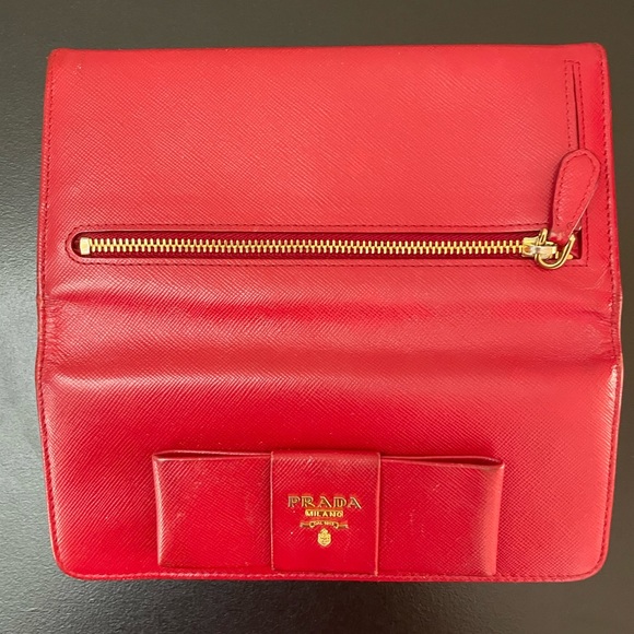 Prada - Picture 3 of 6